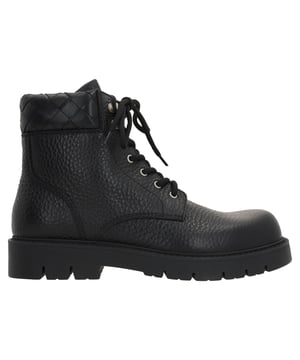 Composition: 100% calf leather  

Inner: Leather
Insole: Leather
Sole: Rubber
Round toe
Textured leather
Front lace-up closure
Metal eyelets
Tank sole
Tone-on-tone woven motif on the collar of the shoe
Made in  Italy
Gender: MEN
Product code: 796451V4EP0_1001
Code: SHO BV 1 BT SS25 13058