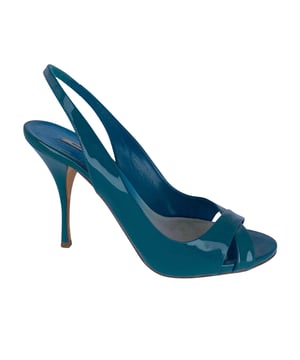 Empfohlener Verkaufspreis
Blaue Lackpumps mit gekreuzten Riemchen und offener Spitze. Die Laufsohlen sind markiert. Ohne Verpackung. Innensohle: 23,7 cm. Innensohlenbreite: 7 cm.

Miu Miu Offene Slingback-Pumps in Türkis aus Lackleder
Farbe: Türkis
Material: Leder | Lackleder
Zustand: gut, sichtbare Gebrauchsspuren
Größe: 38,5
Gebrauchsspuren: keine
Artikelnummer: 85103