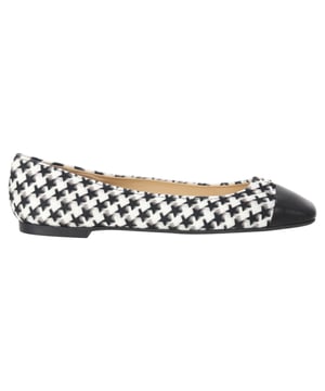 Empfohlener Verkaufspreis
Die Gisela Star Houndstooth Flats von Jimmy Choo bieten eine moderne Interpretation klassischer Schneiderkunst. Der in Italien gefertigte Slipper besticht durch eine markante, quadratische Zehenpartie, einen auffälligen schwarz-weißen Hahnentritt-Stern und eine kontrastierende Zehenkappe für einen grafischen Akzent. Ein glänzendes JC-Logo auf dem Obermaterial verleiht diesem auffälligen Flat den charakteristischen Luxus-Touch.

Jimmy Choo Gisela Square Toe Star Houndstooth Print Flats aus schwarzem Leder
Zustand: Ausgezeichnet
Gebrauchsspuren: Keine sichtbaren Gebrauchsspuren. Keine Flecken an der Innensohle. Unbenutzt oder einmal getragen, aber so gut wie neu. Sehr leichte Flecken an der Sohle.
Verpackung: Staubbeutel
Farbe: Schwarz
Material: Leder | Leder
Größe: EU | 42
Maße: Innensohlenlänge: 272
Artikelnummer: NAPPUDESH527509W