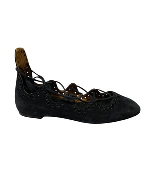 VINTAGE, RRP AS NEW
A perfect blend of chic design with a bohemian spirit, are these Isabel Marant ballet flats. Crafted in black suede, the ballet flats are designed with zigzag trims and detailed with silver-tone eyelets. The raised counters are supported with laces to fasten along the legs. Lined in leather, these are designed to exude comfort and effortlessly flash glamorous fashion to your attire.

Isabel Marant Lace Up Flats in Black Suede
Color: black
Material: Suede
Condition: excellent
Size: 36
Sign of wear: No
SKU: 86464
