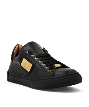 Crocco reliëf  Pep je vrije tijd op met stijl. Wij stellen deze zacht lederen lo-top runners met unieke details voor. Ontdek er meer over.  Bovenwerk van nappaleer  Details van leer met krokodillenprint  Het iconische metalen logo is aangebracht op de buitenste kwart  Bijpassende veters   Rubberen buitenzool met groeven voor maximale grip  Leren voering en uitneembare binnenzool