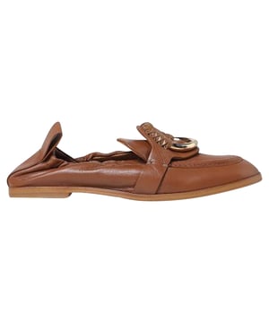 Material: 100 % Kalbsleder

Innenmaterial: Leder
Innensohle: Leder
Sohle: Gummi
Zuglasche hinten
Runde Zehenpartie
Schlupfschuh
Goldfarbene Metalldetails
Geschlecht: DAMEN
Produktcode: SB39060A_17030
Code: SHO CB 2 LF SS P00001 091
Maße: Riemenlänge: 0 mm, Griffhöhe: 0 mm