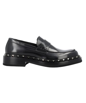 Composition: 100% calf leather  

Inner: Leather
Insole: Leather
Sole: Rubber
Round toe
Patent effect
Branded insole
Slip-on design
Silver-tone studs detail
Made in  Italy
Gender: MEN
Product code: 4Y2S0H64PMA_0NO
Code: SHO VQ 1 LF FW24 11792
