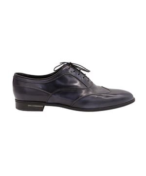 Empfohlener Verkaufspreis
Manche Menschen tragen ihr Herz auf der Zunge, wir tragen es lieber auf unseren Schuhen. Diese Prada-Brogues aus gebürstetem Leder sehen mit allem, was Sie in Ihrem Kleiderschrank haben, fantastisch aus. Das muss Liebe sein.

Prada-Brogues aus blauem Leder
Farbe: blau
Größe: US7,5
Material: Leder
Zustand: sehr gut
Gebrauchsspuren: Falten und Sohlen
SKU: 141892