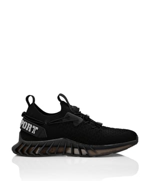 Diese Laufschuhe wurden entwickelt, um Ihnen zu helfen, dank High-Tech-Materialien und dem üblichen Stil von Plein Sport über Ihre Grenzen hinauszugehen.   Atmungsaktives und ergonomisches Mesh-Obermaterial zum Hineinschlüpfen   Stop-Cord-Schnürsenkel, die um den Knöchel verlaufen   Gummierter Tiger-Patch auf der Zunge   Logo-Riemen an der Fersenkappe, der an der Zuglasche befestigt ist   Ultra stoßdämpfende, ultraleichte High-Tech-Zwischensohle   Rillen-Außensohle für optimalen Grip   Passende farbige Nähte   Herausnehmbares Fußbett