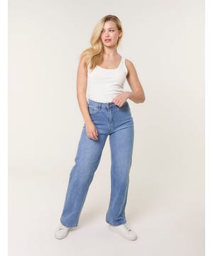 Create a retro-inspired look in seconds wearing these denim flared jeans. Team these with a chunky knit cardigan or check shirt for a throwbacks kinda look.