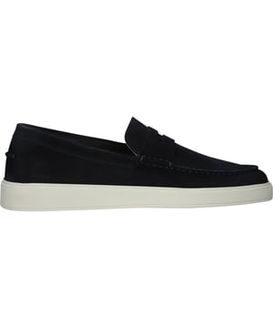 Slip-ons van het merk Blackstone. In de kleur UNIVERSE. Gemaakt van Suede met een voering van Leather. Deze schoen is gemaakt met een Cup zool.