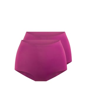 De 1400HWB-1 is een nieuwe topper uit de LingaDore Daily collectie. Deze comfortabele nieuwe hoge slip is gemaakt van zachte micro en heeft een katoenen kruisje. De slip voelt en draagt als een tweede huid en is onzichtbaar onder je kleding. Ze worden verpakt per 2 stuks.