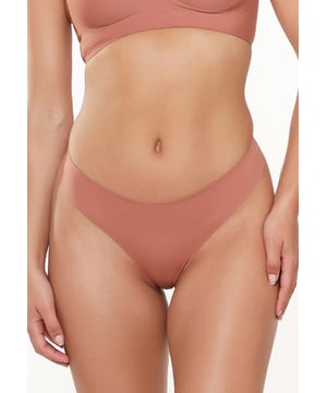 De 1400T-1 is een nieuw artikel uit de succesvolle LingaDore Daily collectie. Deze comfortabele string is gemaakt van zachte micro en heeft een katoenen kruisje. De slip voelt en draagt als een tweede huid en is onzichtbaar onder je kleding. Ze worden verpakt per 2 stuks en zijn matchend met de kleuren uit de lingerie collectie.