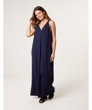 This jumpsuit is a comfortable and practical choice this summer. Its relaxed shape makes it ideal for those warmer days.     