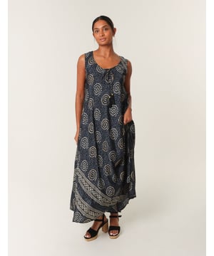 Keep your look comfortable but cool wearing this tunic maxi dress. Team with brown sandals and a denim jacket.     