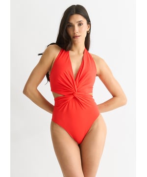 Disfruta del máximo lujo con nuestro bañador naranja Twisted Cut out Halter. Este impresionante bañador de una pieza presenta un atrevido color naranja y un diseño de corte retorcido para un look único y llamativo. El estilo halter acentúa tus hombros, mientras que la vuelta añade dimensión a tu figura.
