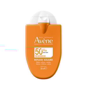 Die AVÈNE Solar Reflex SPF50+ bietet mit ihrem sehr hohen Schutzfaktor einen optimalen Sonnenschutz für die empfindliche Haut von Säuglingen und Kindern. Diese spezielle Creme enthält den entwickelten Sunsitive®-Komplex von Pierre Fabre, der ein patentiertes Filtersystem nutzt, in dem lediglich vier Sonnenfilter für einen großzügigen und stabilen Schutz gegen UVB- und UVA-Strahlen sorgen. Zudem enthält sie Provitamin E und Avène-Thermalwasser, das für seine beruhigende, reizlindernde und pflegende Wirkung bekannt ist. Die handliche Größe macht es einfach, die Creme jederzeit griffbereit zu haben.