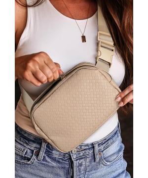 Unsere Stile sind mit einem trendigen, figurnahen Look im Sinne eines internationalen Size-Standards entworfen. Für die beste Passform empfehlen wir, eine Größe größer als gewohnt zu wählen. Vergessen Sie nicht, unsere Größentabelle zu überprüfen, um Ihre perfekte Passform zu finden!
  Stilvolles karierter Muster für einen trendigen Look
  Praktischer Reißverschluss für einfachen Zugang
  Verstellbarer Schnallenriemen für eine maßgeschneiderte Passform
  Hergestellt aus hochwertigem PU-Leder für Langlebigkeit und Stil
  Dropshipping Umhängetaschen für ein freihändiges Tragen
Material: PU