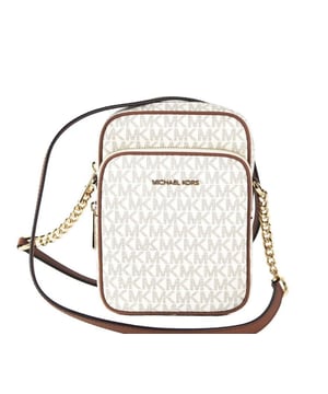 Stijl: Michael Kors Jet Set Travel Medium Noord Zuid Chain Crossbody Tas (Vanilla Signature)
  Materiaal: Kenmerkend PVC met Crossgrain Leather Trim
  Kenmerken: Verstelbare crossbodyband met kettingaccenten insteekvak aan de binnenkant 3 kaartsleuven aan de binnenkant insteekvak aan de buitenkant
  Afmetingen: 1524 cm B x 2095 cm H x 762 cm D