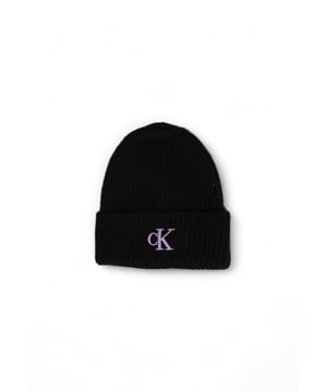 Marke: Calvin Klein.
  Geschlecht: Frauen.
  Typ: Kappen.
  Saison: Herbst/Winter.
  Farbe: Flieder.
  Muster: Einfarbig.
  Befestigung: Hineinschlupfen.
  Artikelnummer: K60K612321.
  Zusammensetzung:.
  30% Acryl.
  16% Baumwolle.
  13% Wolle.
  29% Polyamid.
  12% synthetisch.
  Waschen: Maschinenwasche bei 30Â°.