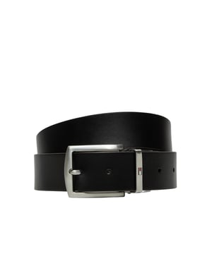 Marca: Tommy Hilfiger.
  Genero: Hombre.
  Tipo: Cinturones.
  Temporada: Primavera/Verano.
  Color: negro.
  Patron: liso.
  Cierre: hebilla/lazo.
  Codigo del articulo: AM0AM13012.
  Composicion: 100% cuero.