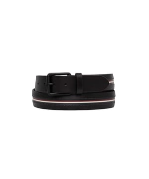 Marca: Tommy Hilfiger.
  Genero: Hombre.
  Tipo: Cinturones.
  Temporada: Otono/Invierno.
  Color: negro.
  Cierre: hebilla/lazo.
  Codigo del articulo: AM0AM12813.
  Composicion: 100% cuero.