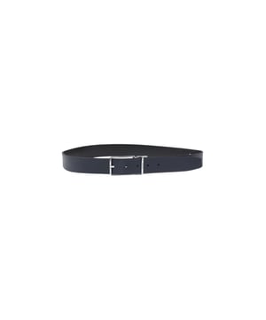 Marca: Guess.
  Genero: Hombres.
  Tipo: Cinturones.
  Temporada: Primavera/Verano.
  Color: negro.
  Patron: liso.
  Cierre: hebilla/lazo.
  Codigo del articulo: BMCMSE P4435.
  Composicion: 100% cuero.