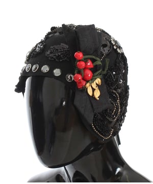 Prachtige gloednieuw met labels 100% authentieke Dolce & Gabbana hoed
  Exclusieve MainLine Dolce & Gabbana collectie
  Vervaardigd in Italie
  Zwarte kleur met gouden metalen details
  Kristallen versieringen: heldere grijze en zwarte stenen en zwarte pailletten
  Sicilie
  geinspireerde broches in de vorm van kersen
  Details van het logo
  Materiaal: 60% Wol 8% Katoen 12% Viscose 4% Acetaat 4% Polyester 10% Nylon 2% Zijde
  Een maat voor iedereen