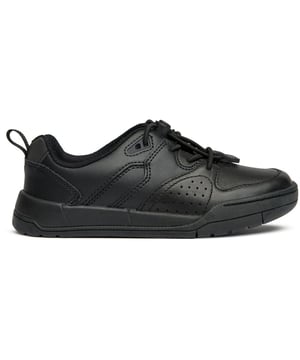 Zapatos negros para bebés Clarks Kick Step, fabricados con cuero y suela de goma. Cuenta con: sistema de cordones elásticos, tirador en el talón y parte superior de cuero.