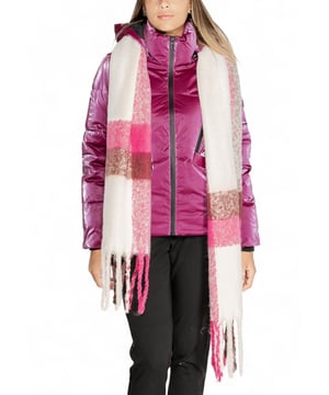 Bufanda de poliester a cuadros lila.
  Marca: Solo.
  Genero: Mujeres.
  Tipo: Bufandas.
  Temporada: Otono/Invierno.
  Color: Lila.
  Patron: Marcado.
  Codigo del articulo: 15298483.
  Composicion: 100% poliester.
  Lavado: Lavar a maquina a 30Â°.