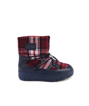 Marke: Tommy Hilfiger.
  Modell: FW0FW07612DW6.
  Farbe: BLAU.
  Zusammensetzung: 100% recyceltes Polyester.
  Hergestellt in Portugal.
  Geschlecht: Frauen.