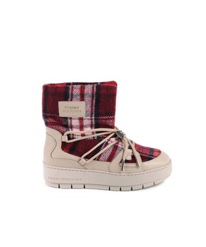 Botas de mujer Tommy Hilfiger.
  Modelo: FW0FW07612ABO.
  Color: beige.
  Composicion: 100% poliester reciclado.
  Fabricado en Portugal.