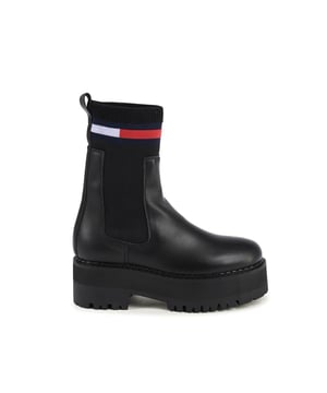 Marca: Tommy Hilfiger.
  Modelo: EN0EN02301BDS.
  Color: Negro.
  Material: 100% cuero.
  Fabricado en Portugal.
  Disenado para mujeres.