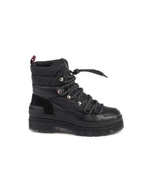 Marca: Tommy Hilfiger.
  Modelo: FW0FW06610BDS.
  Color: Negro.
  Composicion: 81% Algodon 19% Poliamida.
  Fabricado en Portugal.
  Disenado para mujer.