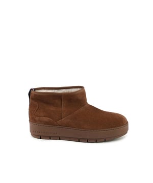 Producto: Botas de mujer Tommy Hilfiger.
  Detalle: FW0FW07662GTU.
  Color: Marron.
  Composicion: 100% ante.
  Fabricado en Portugal.