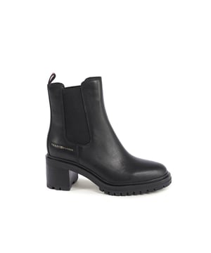 Marke: Tommy Hilfiger.
  Modell: FW0FW07523BDS.
  Farbe: Schwarz.
  Zusammensetzung: 100% Leder.
  Geschlecht: Frauen.
  Hergestellt in Vietnam.