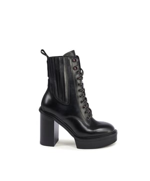 Brand: Tommy Hilfiger
  Model: FW0FW07628BDS
  Colour: Black
  Composition: 100% Leather
  Made in Portugal
  Gender: Women
Material: LEATHER (FWA) ()