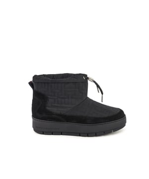 Producto: Botas de mujer Tommy Hilfiger.
  Modelo: FW0FW07637BDS.
  Color: NEGRO.
  Composicion: 100% GAMUZA.
  Fabricado en Portugal.
