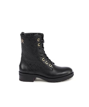 Marca: Tommy Hilfiger.
  Modelo: FW0FW06817BDS.
  Color: NEGRO.
  Composicion: 100% CUERO.
  Fabricado en Portugal.