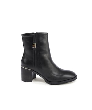 Produkt: Tommy Hilfiger Damen Stiefel.
  Modell: FW0FW07539BDS.
  Farbe: SCHWARZ.
  Zusammensetzung: 100% LEDER.
  Hergestellt in: Portugal.
  Geschlecht: Damen.