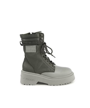Producto: Botas de mujer Tommy Hilfiger.
  Modelo: EN0EN02405PMI.
  Color: gris.
  Composicion: 55% algodon 45% poliester.
  Fabricado en Portugal.