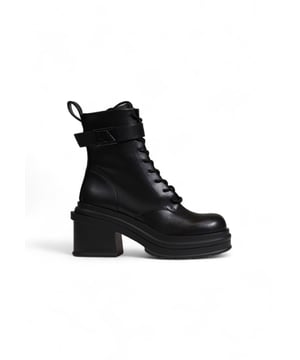 Botas negras de mujer con punta redonda.
  Marca: Armani Exchange.
  Genero: Mujeres.
  Tipo: Botas.
  Temporada: Otono/Invierno.
  Color: Negro.
  Detalles: Puntera redonda.
  Codigo del articulo: XDN034 XV586.
  Composicion: 50% poliester 50% poliuretano.