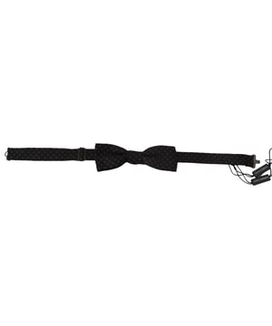 Impresionante pajarita de seda negra de Dolce & Gabbana.
  100% autentico y nuevo con etiquetas.
  De la exclusiva coleccion MainLine de Dolce & Gabbana.
  Correa para el cuello de longitud ajustable para un ajuste perfecto.
  Fabricado en Italia con material 100% seda.
  Ancho: 4 cm Longitud: 115 cm.
  Anade un toque de elegancia a tu atuendo formal.