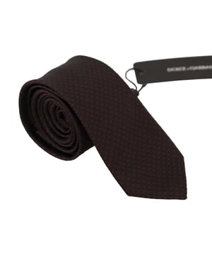 Impresionante corbata de seda de Dolce & Gabbana.
  A estrenar con etiquetas.
  Hecho de seda 100%.
  Presenta un hermoso color borduex.
  Fabricado en Italia.
  Ancho de 6cm.
  Accesorio perfecto para atuendos formales o semiformales.