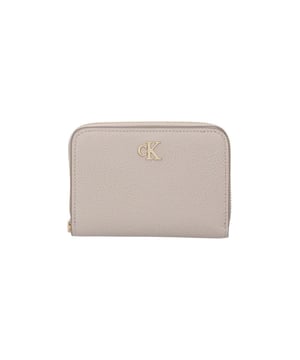 Marca: Calvin Klein.
  Genero: Mujer.
  Tipo: Carteras.
  Temporada: Otono/Invierno.
  Color: beige.
  Cierre: cremallera y boton.
  Bolsillos: bolsillo exterior.
  Tamano (cm): 15x11x5.
  Detalles: compartimentos interiores.
  Composicion: 100% piel.