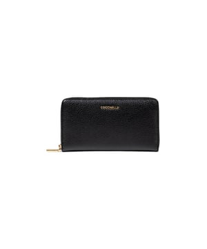 Marca: Coccinelle.
  Genero: Mujer.
  Tipo: Carteras.
  Temporada: Otono/Invierno.
  Color: negro.
  Cierre: con cremallera.
  Bolsillos: bolsillos interiores.
  Tamano (cm): 10x18x2.
  Composicion:.
  100% piel.
  Codigo del articulo: E2 MW5 11 32 01.
