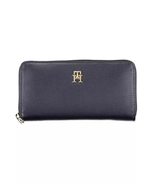 Cartera de polietileno azul.
  Fabricada 100% en polietileno.
  Cuenta con 5 compartimentos distintos.
  Incluye un practico monedero.
  Proporciona un amplio espacio de almacenamiento para tarjetas.
  Cierre de cremallera seguro.
  Adornado con el logotipo de Tommy Hilfiger.
  Pais de origen: KH.
  Disenado para mujeres.