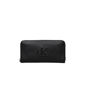 Marca: Calvin Klein.
  Genero: Mujer.
  Tipo: Carteras.
  Temporada: Otono/Invierno.
  Color: negro.
  Cierre: con cremallera.
  Bolsillos: bolsillos interiores.
  Tamano (cm): 19x9.5x1.5.
  Detalles: compartimentos interiores.
  Codigo del articulo: LV04K1005G.
  Composicion: 100% poliuretano.