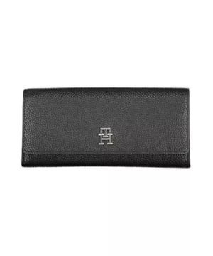 Material: 100% polietileno.
  Color: negro.
  Tres compartimentos espaciosos.
  Incluye un monedero.
  Amplias ranuras para tarjetas.
  Cierre seguro a presion.
  Logotipo iconico de Tommy Hilfiger.
  Pais de origen: KH.