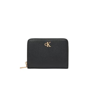 Marca: Calvin Klein.
  Genero: Mujer.
  Tipo: Carteras.
  Temporada: Otono/Invierno.
  Color: negro.
  Cierre: con cremallera.
  Bolsillos: bolsillo exterior.
  Tamano (cm): 15x11x5.
  Detalles: compartimentos interiores.
  Codigo del articulo: LV04F1064G.
  Composicion: 100% piel.