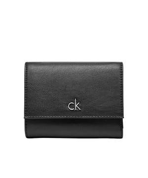 Marca: Calvin Klein.
  Genero: Mujeres.
  Tipo: Carteras.
  Temporada: Primavera/Verano.
  Color: negro.
  Patron: liso.
  Cierre: con clip.
  Codigo del articulo: K60K612851.
  Composicion: 51% poliester 49% poliuretano.