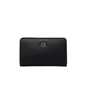 Marke: Calvin Klein.
  Geschlecht: Damen.
  Typ: Geldborsen.
  Saison: Herbst/Winter.
  Farbe: schwarz.
  Grosse (cm): 8X14X3.5.
  Details: Innenfacher.
  Artikelnummer: LV04F1033G.
  Zusammensetzung: 51% Polyester 49% Polyurethan.