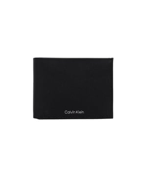 Marca: Calvin Klein.
  Genero: Hombre.
  Tipo: Carteras.
  Temporada: Otono/Invierno.
  Color: negro.
  Cierre: sin cordones.
  Detalles: compartimentos interiores.
  Codigo del articulo: LV04D1045G.
  Composicion: 100% piel.