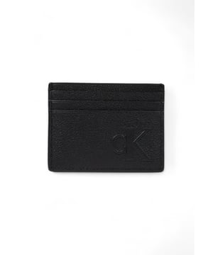 Marca: Calvin Klein Jeans.
  Genero: Hombres.
  Tipo: Carteras.
  Temporada: Primavera/Verano.
  Color: negro.
  Patron: liso.
  Tamano (cm): 8x10.5x0.5.
  Codigo del articulo: LV04G1024G.